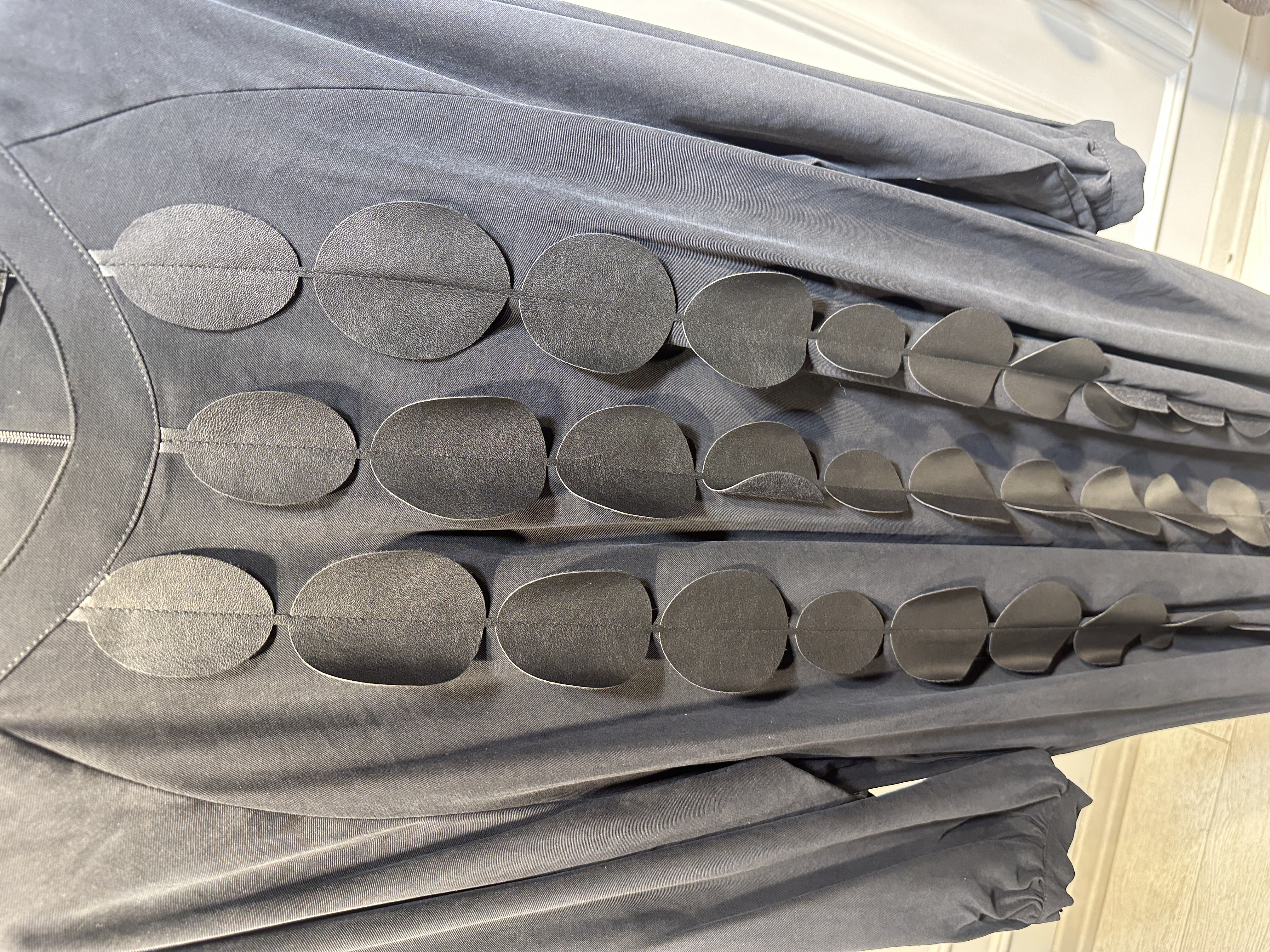 ÖNÜ DERİLİ ELBİSE