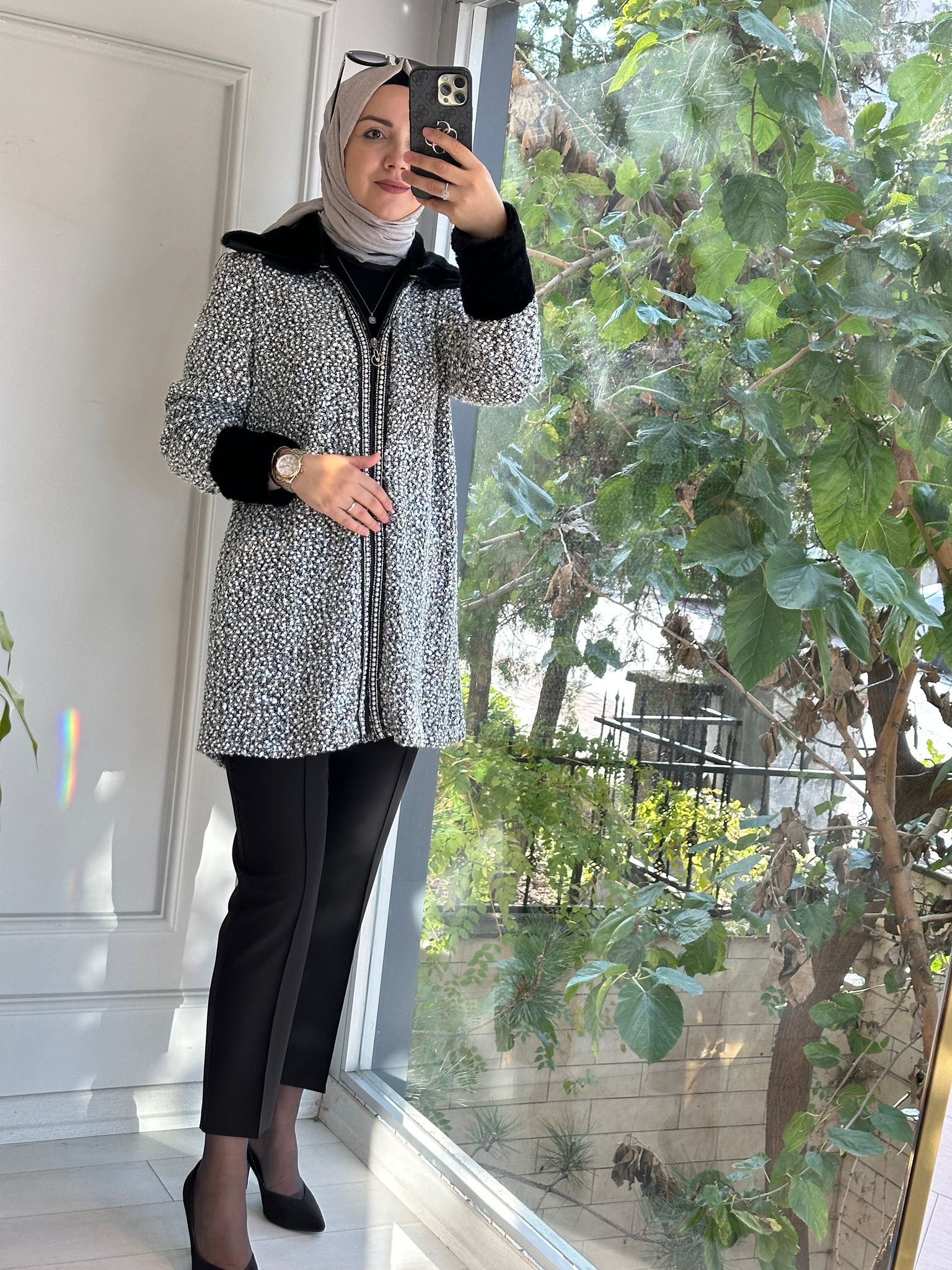 Yaka kürklü pullu yumoş ceket beyaz