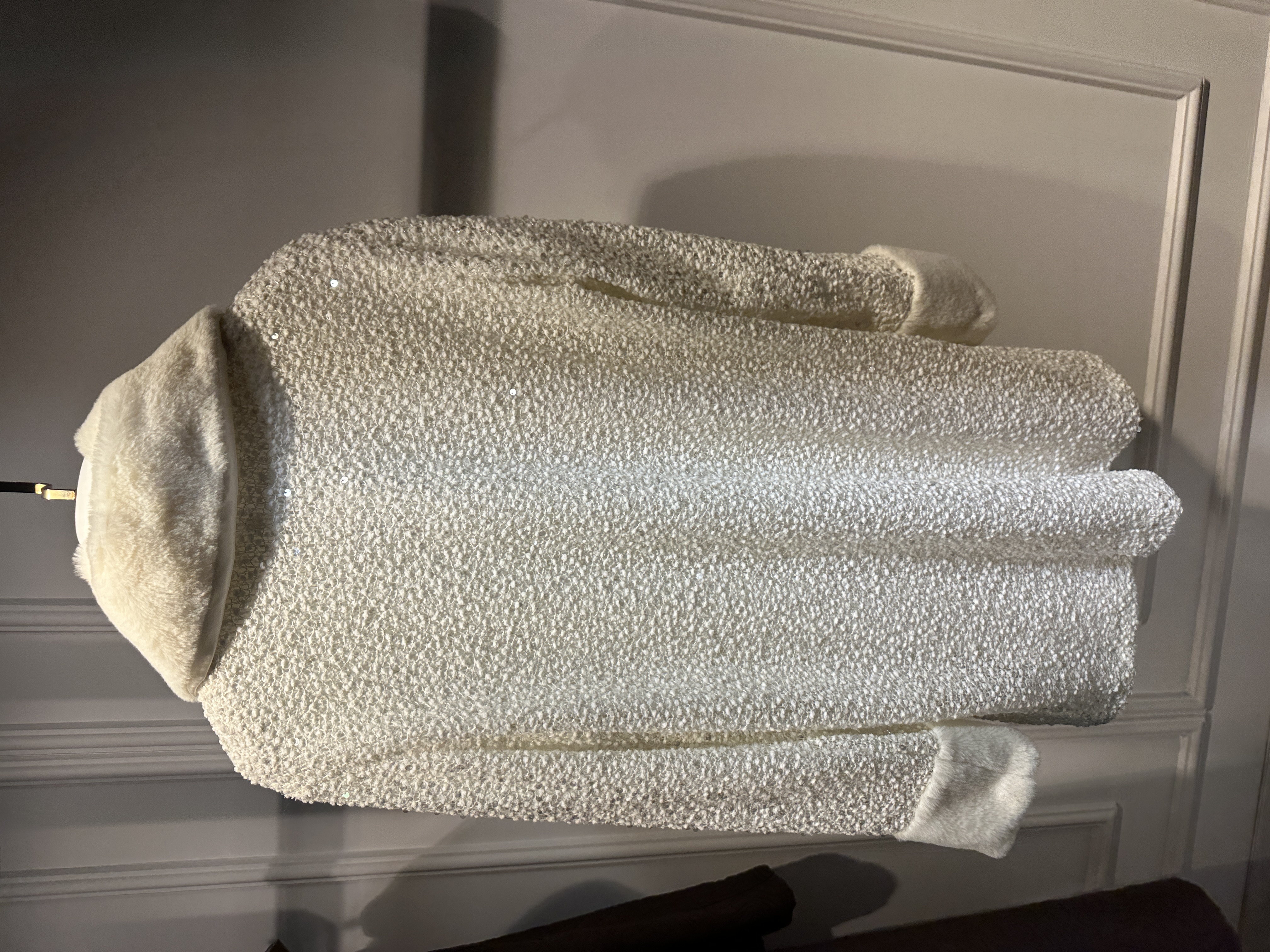 Yaka kürklü pullu yumoş ceket beyaz