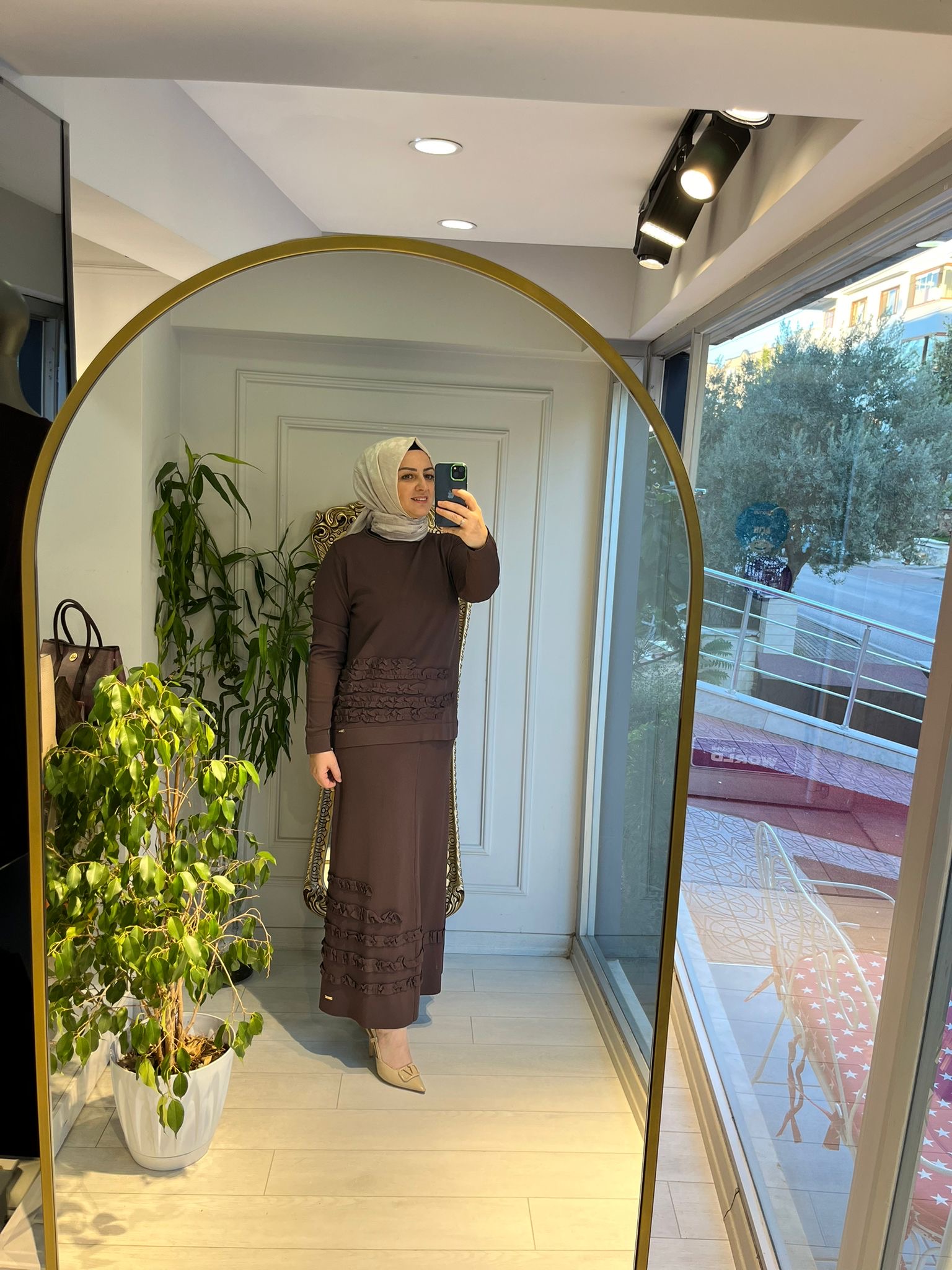 Yatay Fırfırlı Etekli Takım Kahve